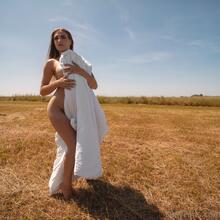  Nude