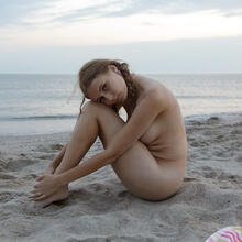  Nude