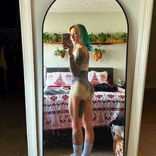  Nude