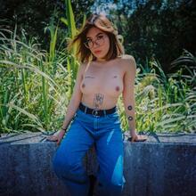  Nude