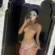  Nude