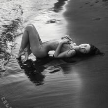  Nude