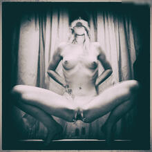  Nude