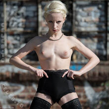  Nude