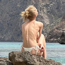  Nude