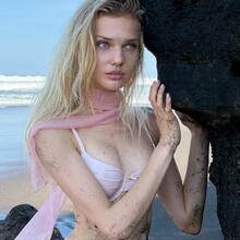  Nude