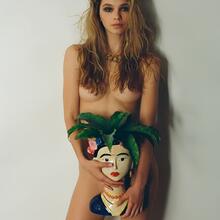 Nude