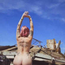  Nude