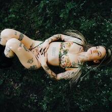  Nude