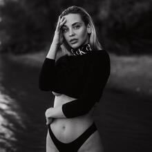  Nude