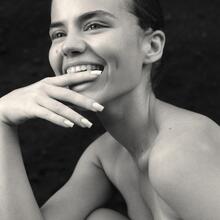  Nude