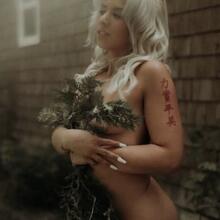  Nude