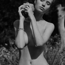  Nude