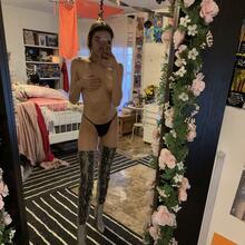  Nude
