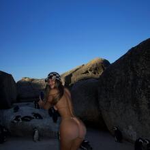  Nude