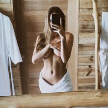  Nude