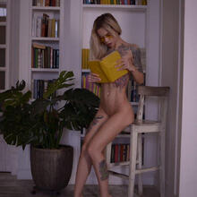  Nude