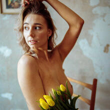  Nude