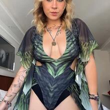  Nude