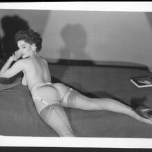 Nude