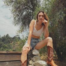  Nude