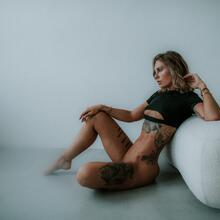  Nude