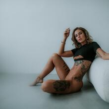  Nude