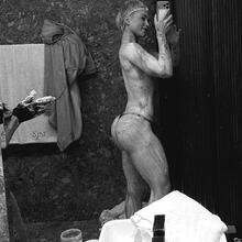  Nude