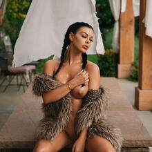  Nude