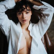  Nude
