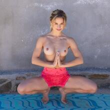  Nude