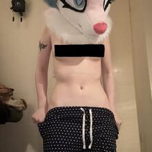  Nude