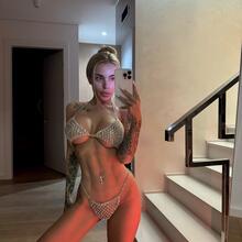  Nude