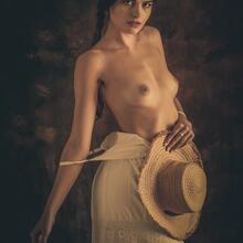  Nude