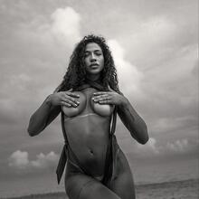  Nude