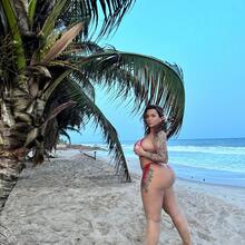  Nude