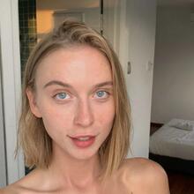  Nude