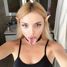  Nude