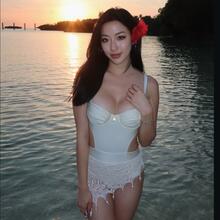 Nude