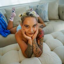  Nude