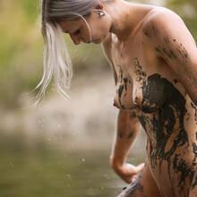  Nude