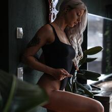  Nude