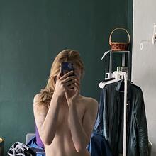  Nude