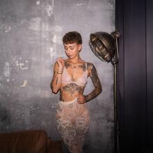  Nude