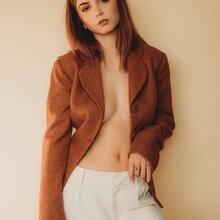  Nude