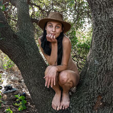  Nude