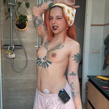  Nude