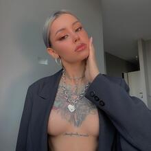  Nude
