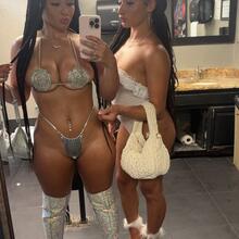  Nude