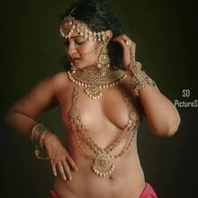  Nude